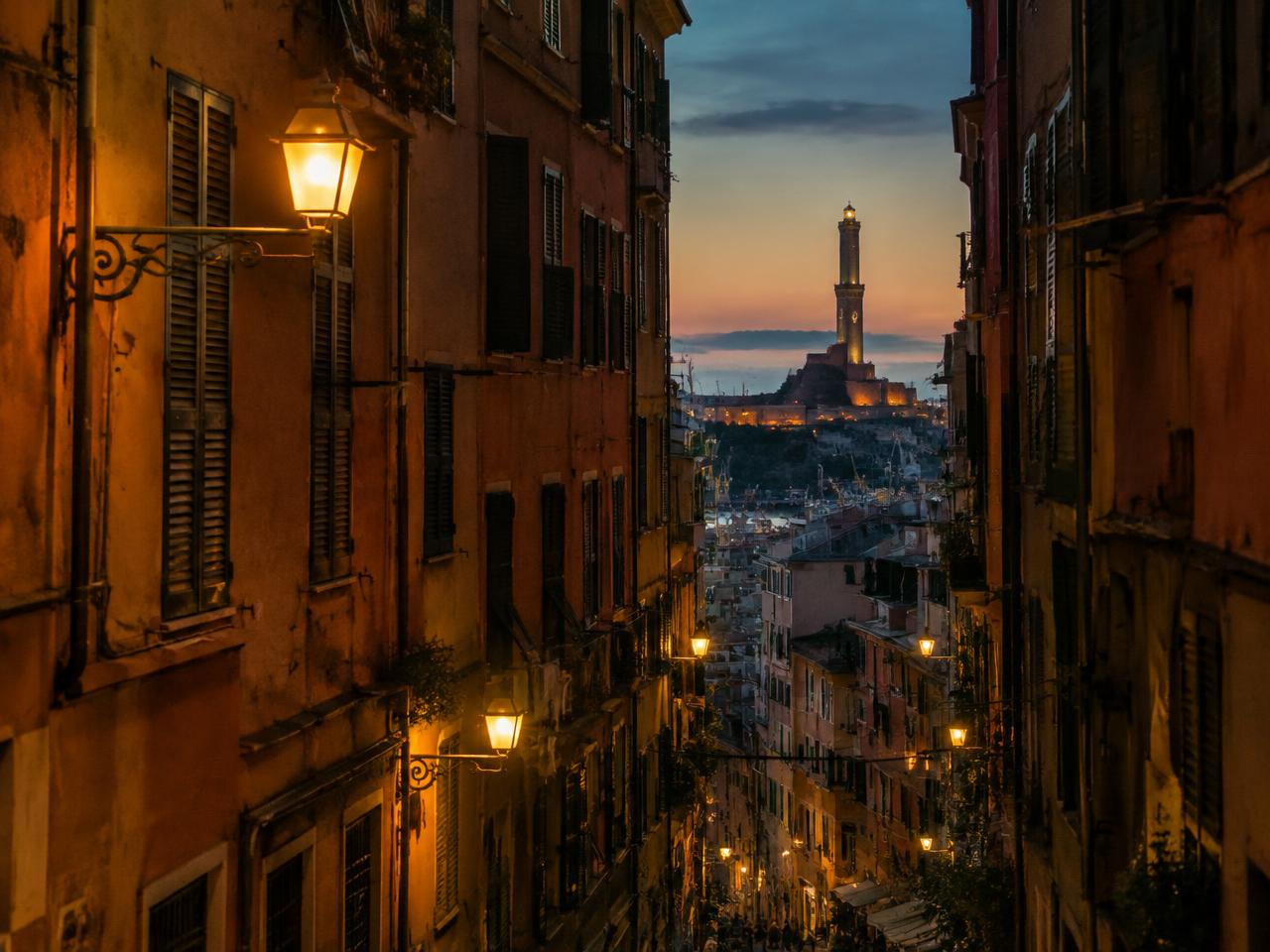 Centro storico di Genova al tramonto con la Lanterna